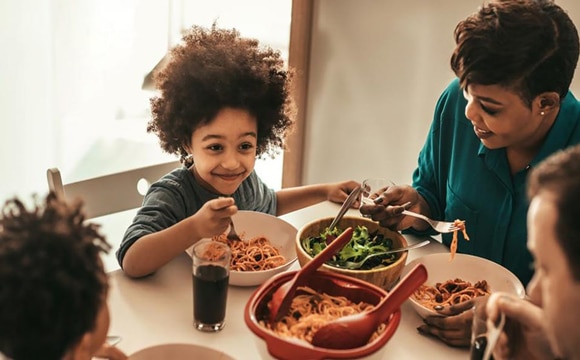 Passer des moments conviviaux au moment des repas en famille.