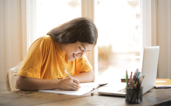 Adolescent et el travail scolaire pendant l'été.