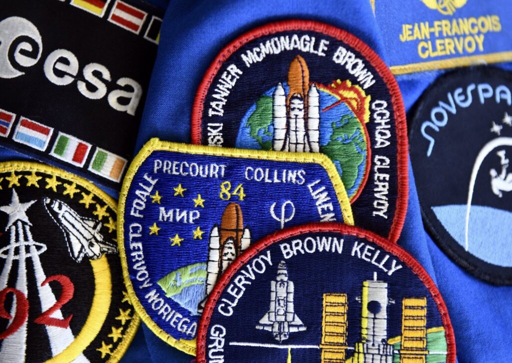 Les écussons sur le blouson d'un astronaute