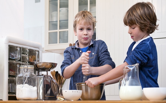 Participer à la cuisine et créer des recettes pour la famille.