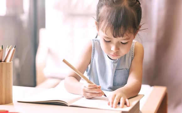 Favoriser l'autonomie des enfants avec un tableau des responsabilités maison.