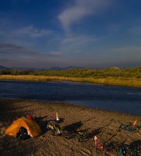 campement au bord d'une rivière