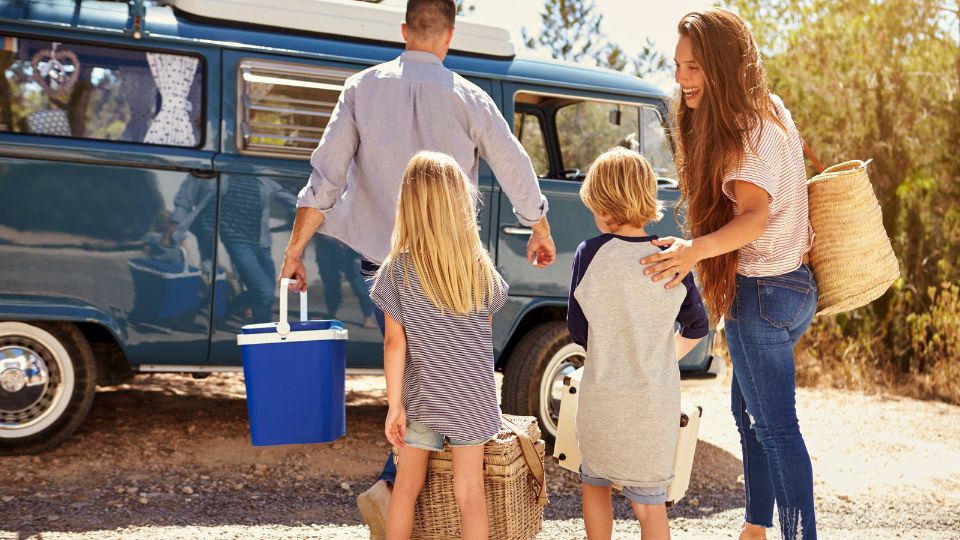 famille voyager en van pour un pique nique