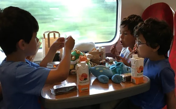 Manger en train avec des enfants.