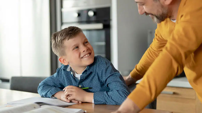 Père aidant son fils dans ses devoirs sans stress