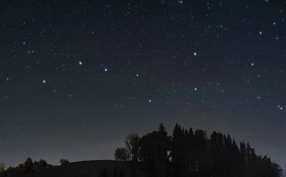 Reconnaître la constellation de la Grande Ourse.